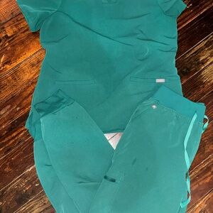 HUNTER GREEN FIGS SCRUB SET